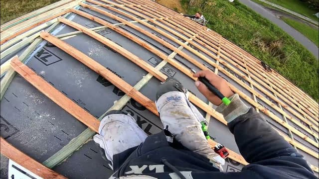 Jak ułożyć dachówkę karpiówkę: 5 kroków do perfekcyjnego dachu Jak ułożyć dachówkę karpiówkę: 5 kroków do perfekcyjnego dachu