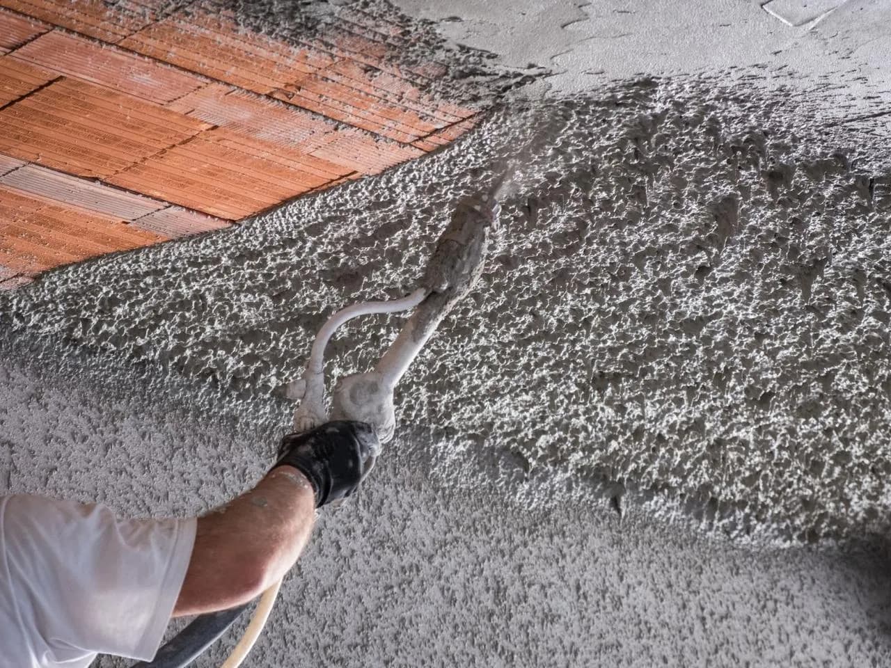 Tynk cementowo-wapienny: lekki czy ciężki? Porównanie i analiza Tynk cementowo-wapienny: lekki czy ciężki? Porównanie i analiza