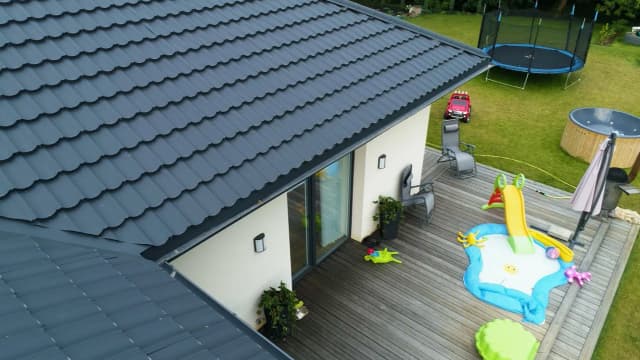 Blachodachówka czy dachówka ceramiczna: porównanie cen i opłacalności Blachodachówka czy dachówka ceramiczna: porównanie cen i opłacalności